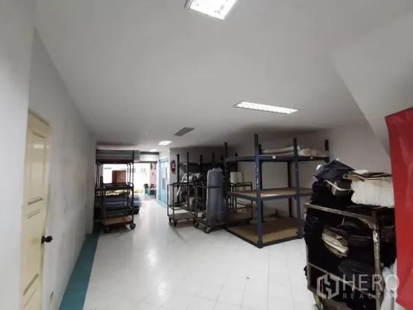 สำนักงาน ให้เช่าในKhlong San, Bangkok - ห้องด้านหลังอาคาร พื้นกระเบื้องสีขาว มีรถเข็นและชั้นเหล็กจัดเก็บ