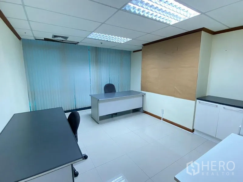 Office Space for rent in Huai Khwang, Bangkok - Compact office room with multiple work surfaces, cabinets and vertical blinds.