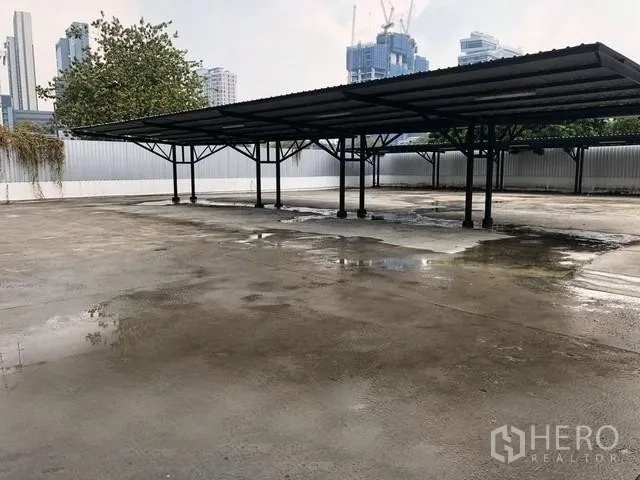 ที่ดิน ให้เช่าในPhra Khanong, Bangkok - แปลงดินถมคอนกรีตกว้าง มีหลังคาจอดรถคู่ พร้อมรั้วล้อม