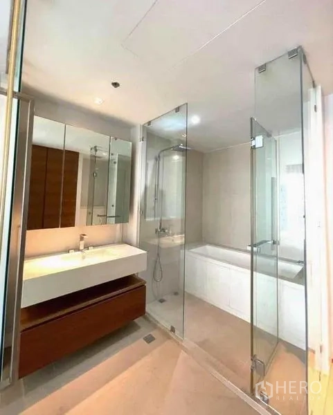 คอนโด ให้เช่าในKhlong San, Bangkok - ห้องน้ำมีตู้กระจกเงา ฉากกั้นอาบน้ำกระจก และอ่างอาบน้ำ