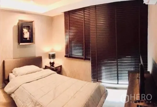 คอนโด ให้เช่าในWatthana, Bangkok - ห้องนอนเล็กอบอุ่น ม่านบลายด์สีเข้ม เตียงคู่ และตู้วางทีวี