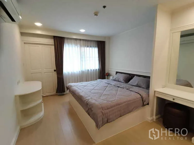 อพาร์ทเมนท์ ให้เช่า - ห้องนอนมีหน้าต่างผ้าม่าน โต๊ะเครื่องแป้ง และเตียงคิงไซส์