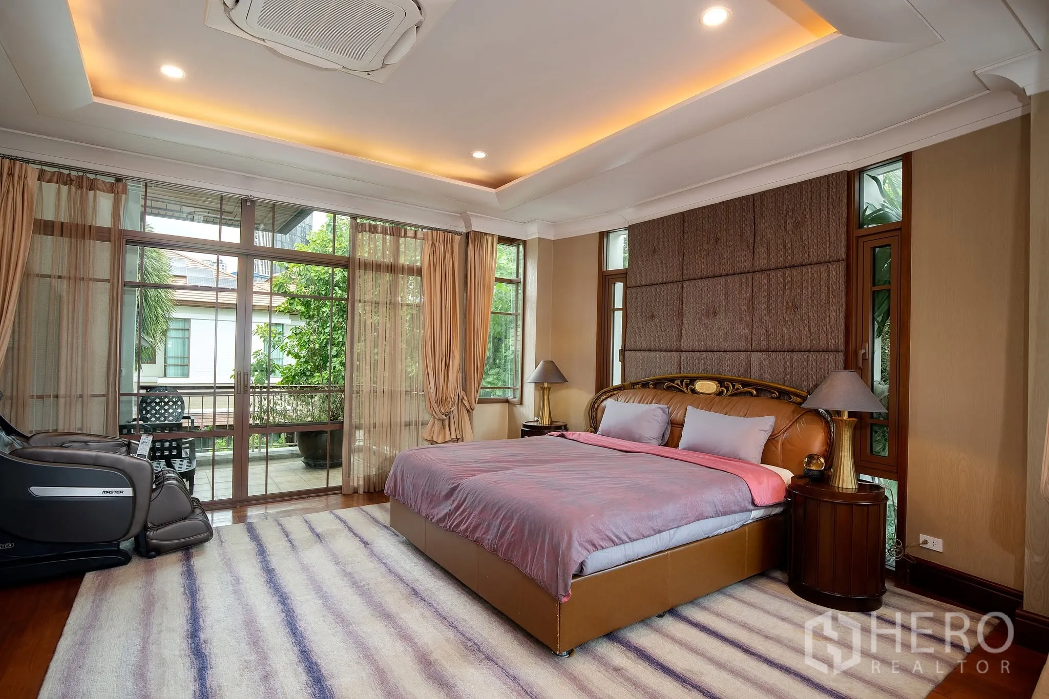 独栋房屋 for rent or sale in Watthana, Bangkok - 卧室通过推拉玻璃门通向露台与绿意。