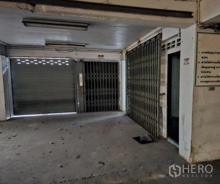 工厂 出租在Bang Kho Laem, Bangkok - 装卸区设金属卷闸门与折叠栅栏门。