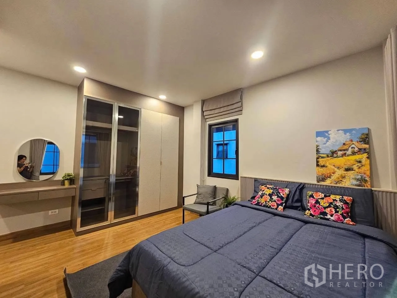 独栋房屋 for rent or sale in Bang Phli, Samut Prakan - 次卧配双人床、衣柜与小型梳妆区。