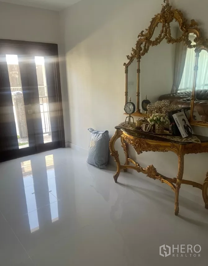 บ้าน ให้เช่าหรือขายในSaphan Sung, Bangkok - โถงทางเข้าพร้อมโต๊ะคอนโซลและกระจกกรอบทองหรู