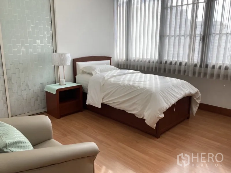 Condominium for rent in Yan Nawa, Bangkok - Third bedroom with single bed and floor-to-ceiling windows.
