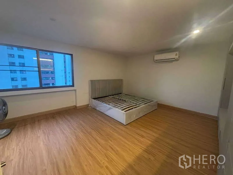 คอนโด ขาย - ห้องนอนกว้าง มีหน้าต่าง แอร์ และฐานเตียง