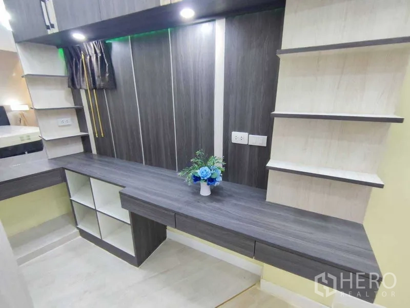 คอนโด ให้เช่าในKhlong Toei, Bangkok - มุมทำงานบิลท์อิน มีโต๊ะยาว ชั้นวางของ และไฟตกแต่ง