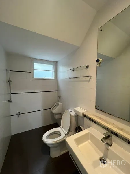 บ้าน ให้เช่าในBang Kapi, Bangkok - ห้องน้ำชั้นล่างพร้อมโถสุขภัณฑ์ โถปัสสาวะ อ่างล้างหน้า และกระจก