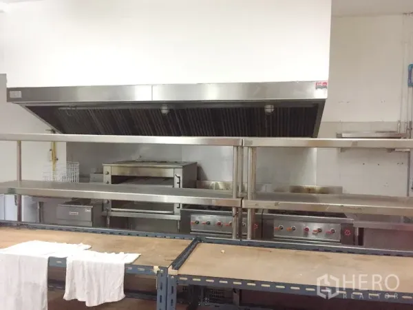 零售空间 出租在Khlong Toei, Bangkok - 商用厨房流水线，配不锈钢排烟罩、烤箱与炉灶。
