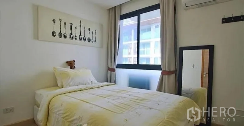 คอนโด ให้เช่าหรือขาย - ห้องนอนแขกเตียงคู่ หน้าต่างรับแสง และภาพตกแต่งเหนือหัวเตียง