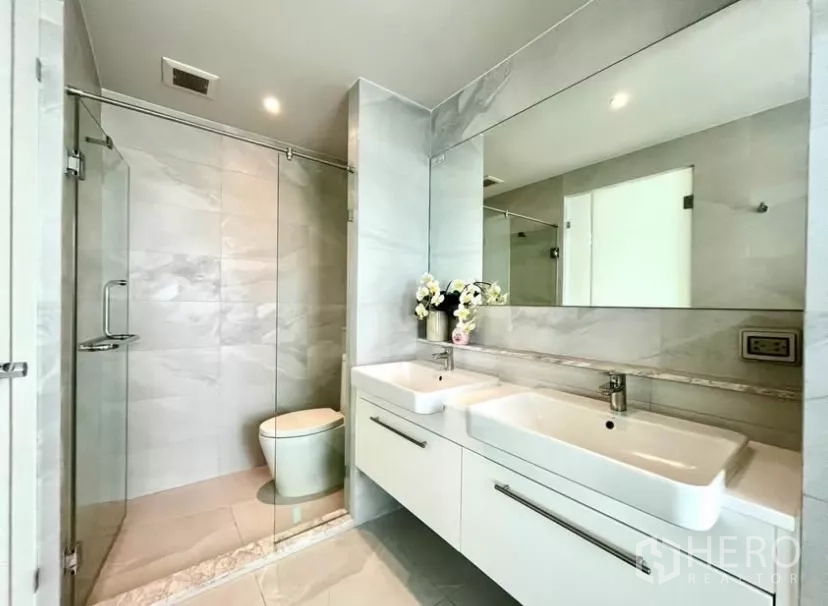 คอนโด ให้เช่าในWatthana, Bangkok - ห้องน้ำสว่าง อ่างล้างหน้าแบบคู่ กระจกบานใหญ่ และตู้ชาวเวอร์กระจก