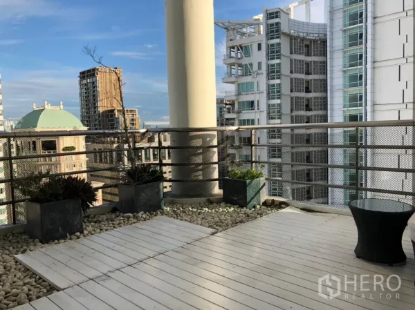 คอนโด ให้เช่าในPathum Wan, Bangkok - ระเบียงกว้างพร้อมกระถางต้นไม้ มองเห็นวิวสกายไลน์กรุงเทพฯ