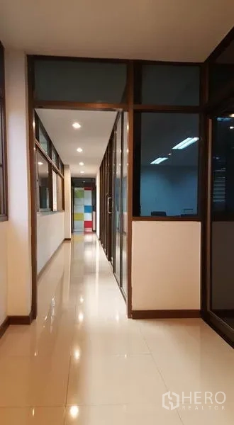 货栈 出租或出售 - 洁净走廊，玻璃隔间与亮面瓷砖地面