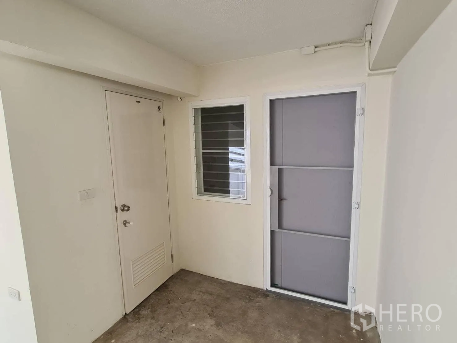 บ้าน ให้เช่าในKhlong Toei, Bangkok - ประตูทางบริการพร้อมหน้าต่างบานเกล็ด ติดกับโรงจอดรถ