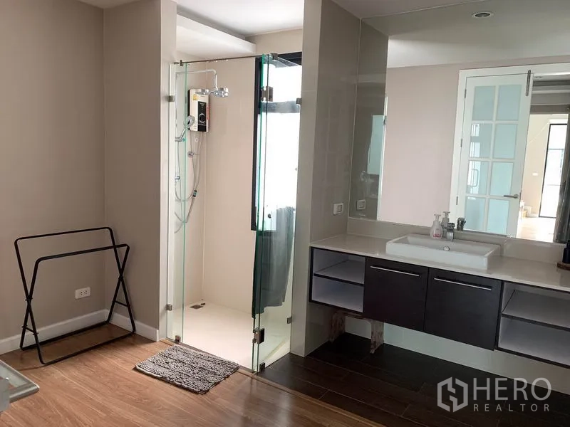 ทาวน์เฮาส์ ให้เช่าในKhlong Toei, Bangkok - ห้องน้ำพร้อมตู้กระจกอาบน้ำ และเคาน์เตอร์อ่างยาวกับกระจกบานใหญ่