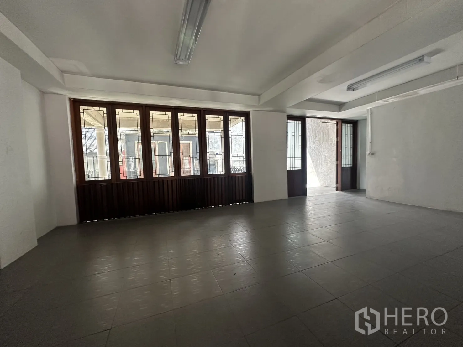 สำนักงานที่บ้าน ให้เช่าในPathum Wan, Bangkok - ห้องกว้างมีหน้าต่างกรอบไม้หลายบาน เชื่อมต่อสู่ระเบียง