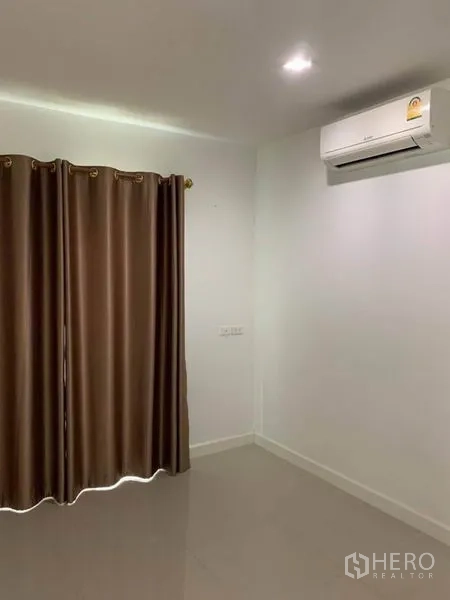 บ้าน ขายในSuan Luang, Bangkok - ห้องนอนโล่งติดเครื่องปรับอากาศ ไฟฝังฝ้า และผ้าม่านสีน้ำตาล