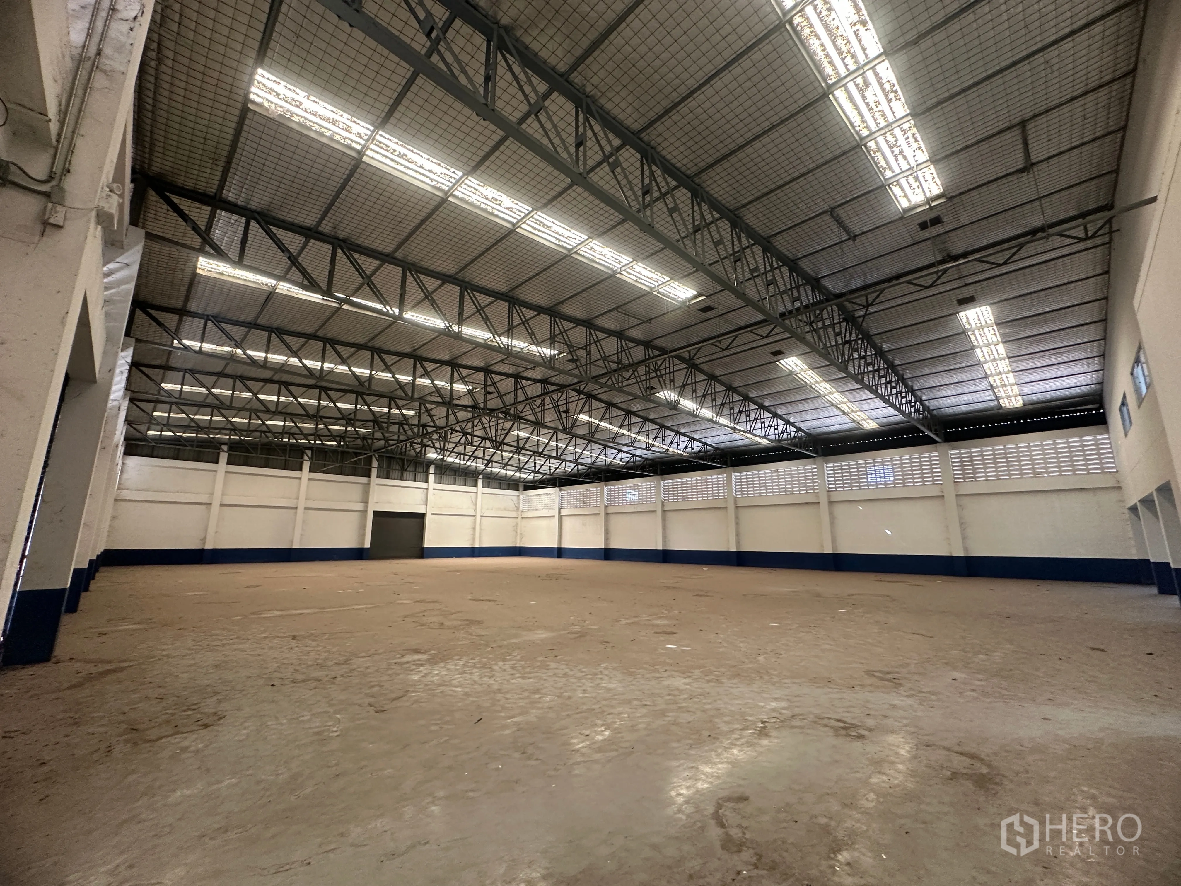 โรงงาน for rent in Bang Pa-in, Phra Nakhon Si Ayutthaya - ฮอลล์คลังสินค้ากว้างมีโครงหลังคาเหล็ก ไฟฟลูออเรสเซนต์ และผนังระบายอากาศ