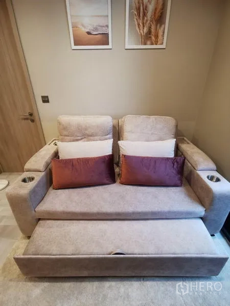 คอนโด ให้เช่าหรือขายในRatchathewi, Bangkok - โซฟาแบบปรับได้พร้อมที่วางเท้าแบบดึงออกและช่องเก็บของ ในพื้นที่นั่งเล่นขนาดเล็ก