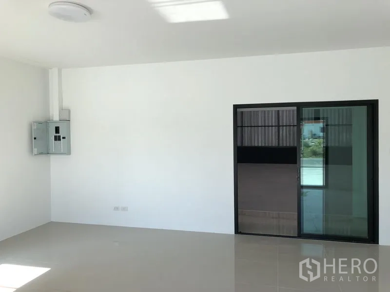 工厂 出租在Bang Yai, Nonthaburi - 干净的办公室，瓷砖地面并与仓库相连的滑门。