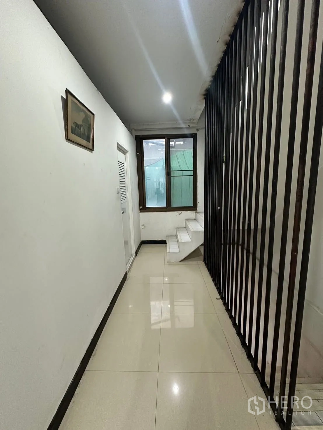 อาคารพาณิชย์ ให้เช่าในChatuchak, Bangkok - โถงทางเดินมีหน้าต่าง บันได และฉากกั้นเหล็กแนวตั้ง