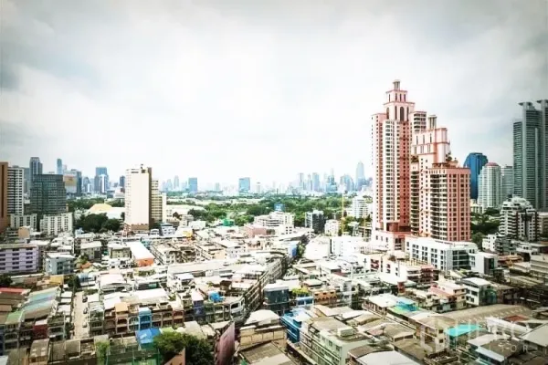 คอนโด ให้เช่าหรือขายในKhlong Toei, Bangkok - วิวสกายไลน์สุขุมวิทและพร้อมพงษ์จากชั้นสูงของคอนโด