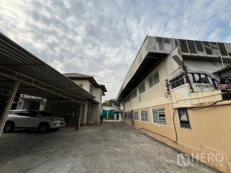 บ้าน ให้เช่าหรือขายในLak Si, Bangkok - ทางวิ่งกว้างระหว่างตัวบ้านกับอาคารข้างเคียง พร้อมที่จอดรถมีหลังคา