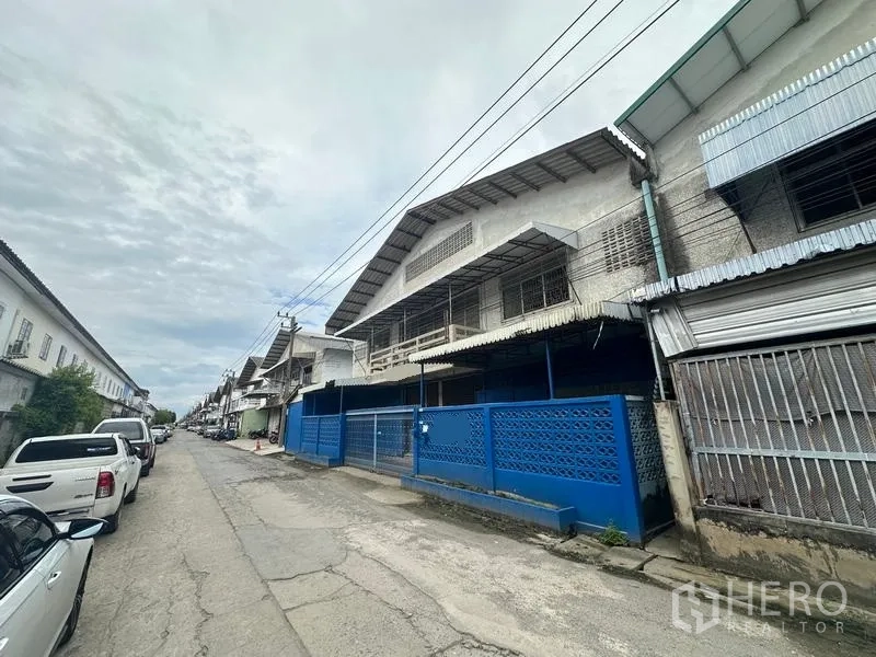 โรงงาน ให้เช่าในLam Luk Ka, Pathum Thani - ถนนย่านอุตสาหกรรมหน้าอาคาร จอดรถริมทางได้