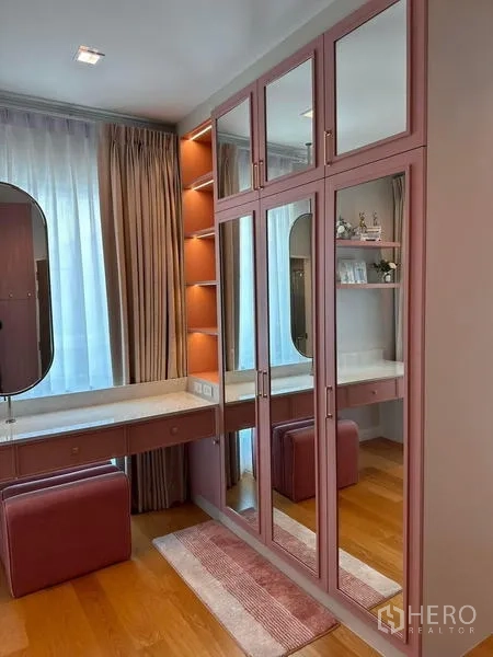 独立式住宅 出租在Prawet, Bangkok - 内置粉色衣柜，镜面柜门与梳妆台。