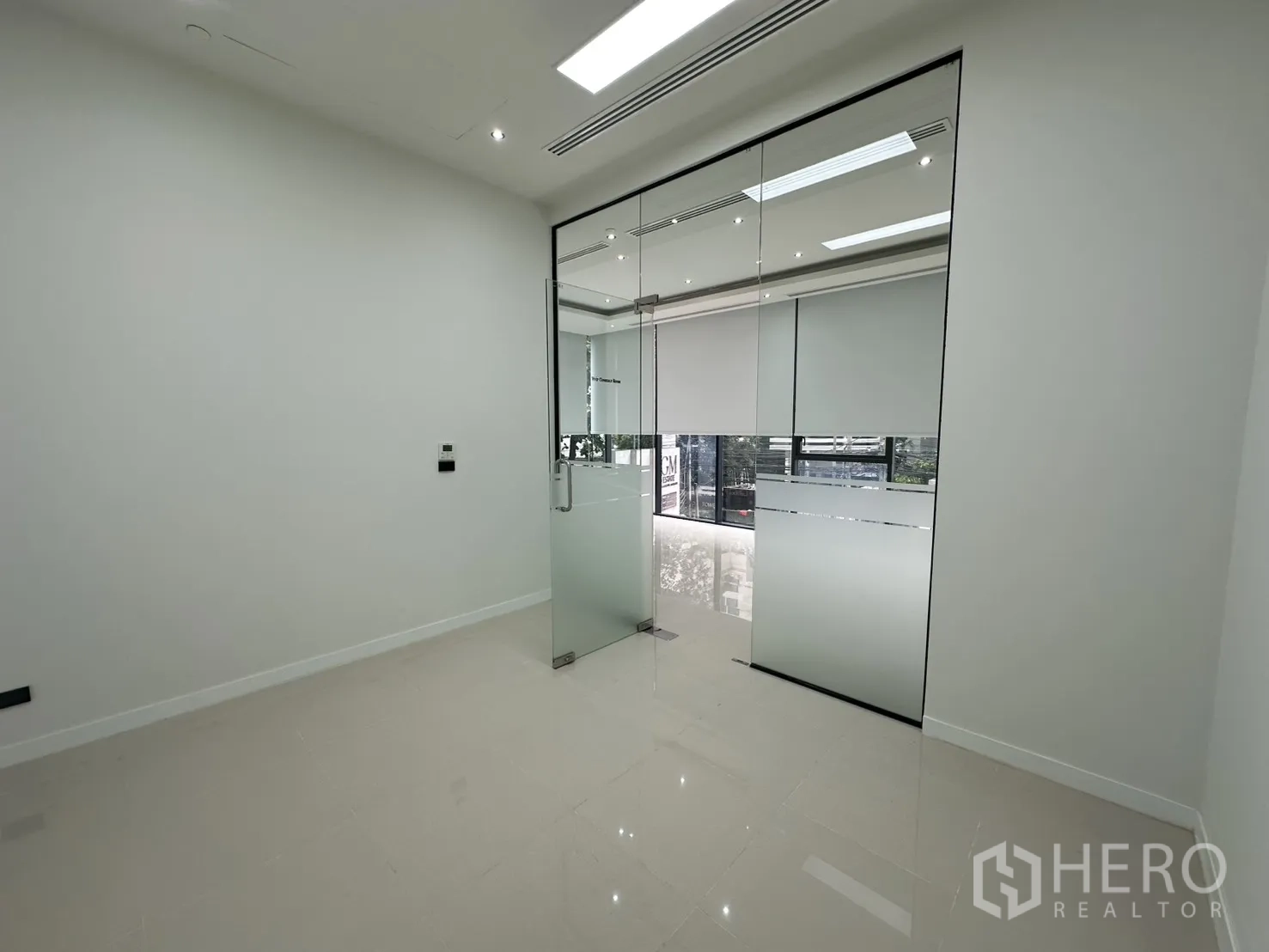 零售空间 出租 - 玻璃墙办公室，临街并配卷帘。