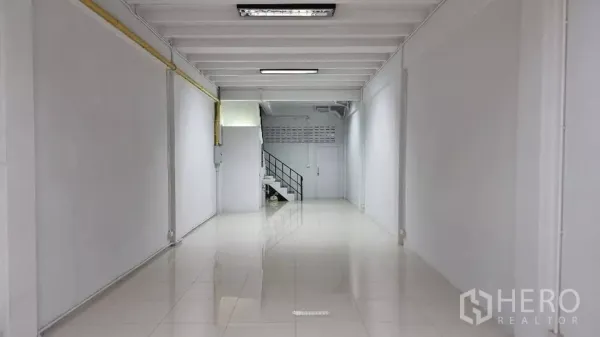 ทาวน์เฮาส์ ให้เช่าในHuai Khwang, Bangkok - พื้นที่นั่งเล่นยาวลึก ปูกระเบื้อง มีบันไดด้านหลัง