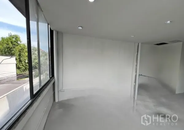 零售空间 出租在Khlong Toei, Bangkok - 白墙开间零售空间，转角窗与嵌灯