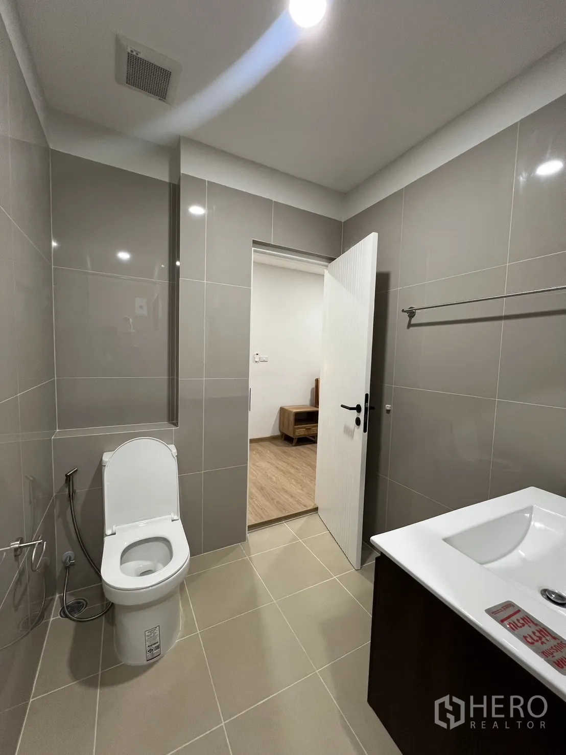 Detached House for rent in Saphan Sung, Bangkok - Third bedroom with rattan wardrobe and generous floor space.