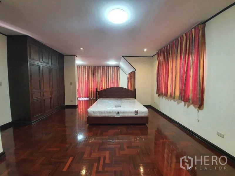 Detached House for rent - Oversized master bedroom with built-in wardrobes and polished wooden flooring.