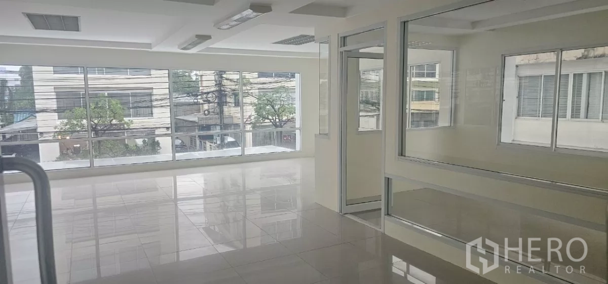 Office Space for rent in Bueng Kum, Bangkok - Bright corner workspace with wide panoramic windows overlooking the street.