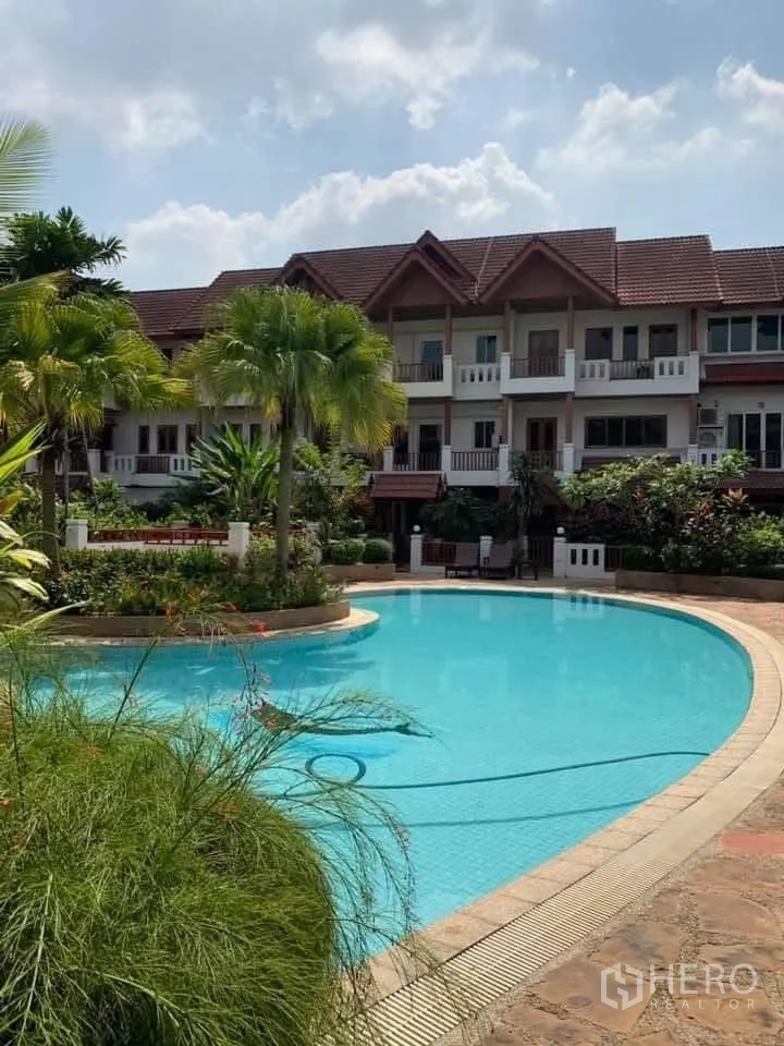 联排别墅 for rent in Watthana, Bangkok - 大型公共泳池，周围环绕花园与联排别墅。