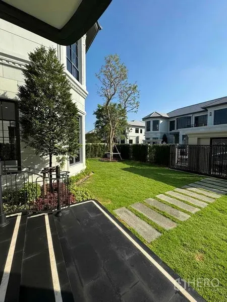 独立式住宅 出租在Bang Kapi, Bangkok - 私家庭院草坪，铺石小径与绿篱大树