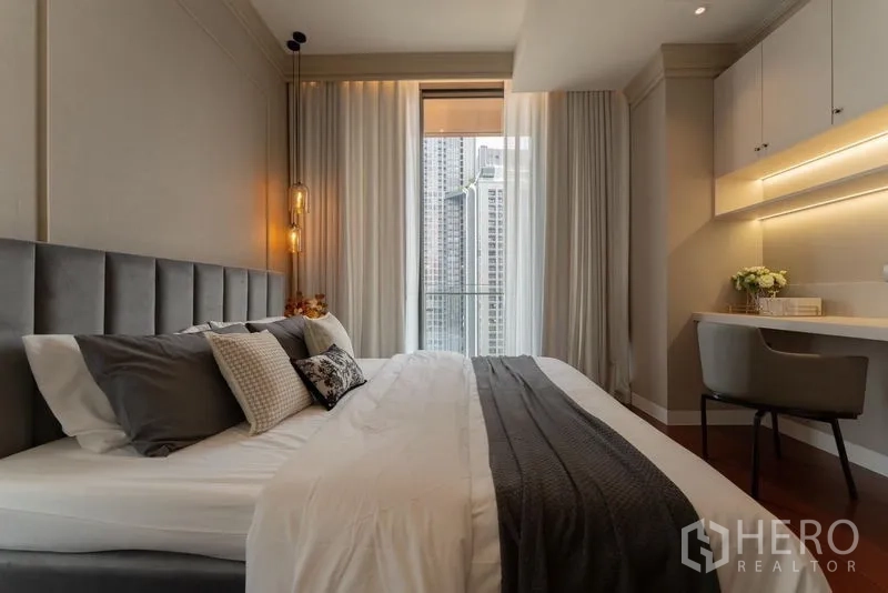 公寓 出租在Watthana, Bangkok - 卧室内置书桌与吊柜，并可通向阳台。