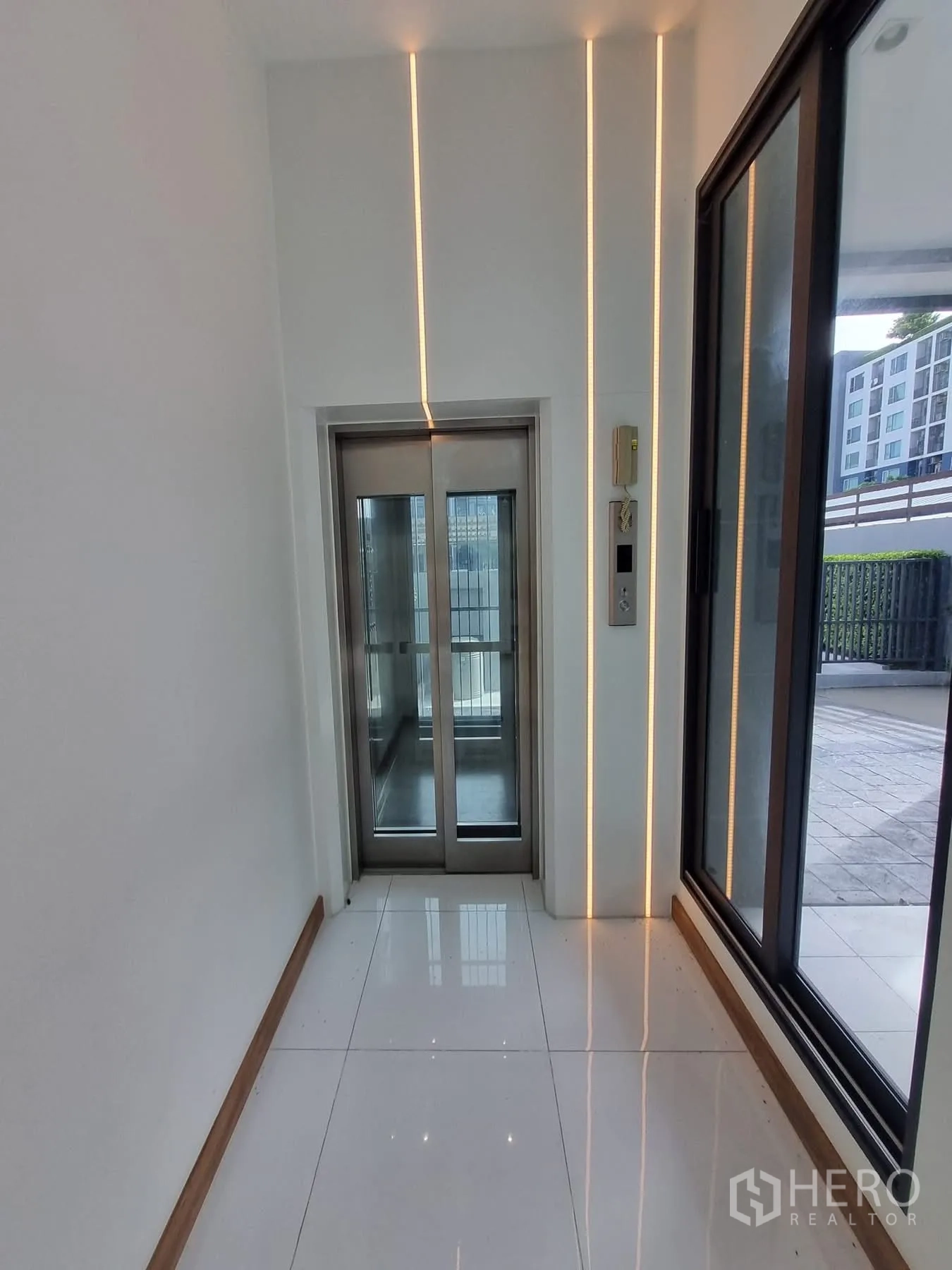 สำนักงานที่บ้าน ให้เช่าในKhlong Toei, Bangkok - โถงทางเข้าพร้อมลิฟต์ส่วนตัวติดประตูกระจกบานเลื่อน