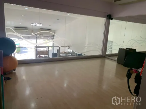 อาคารพาณิชย์ ให้เช่าในWatthana, Bangkok - ห้องสตูดิโอชั้นบน พื้นไม้สีอ่อนและกระจกภายในเต็มผนัง