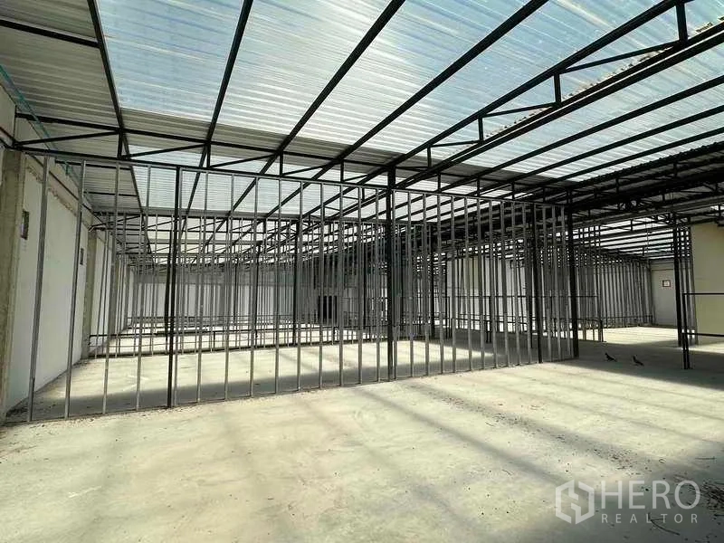 คลังสินค้า ให้เช่าในSai Noi, Nonthaburi - โซนผลิตกว้าง โครงเหล็กเต็มพื้นที่ ช่วงคานโปร่งพร้อมแผ่นหลังคาใส
