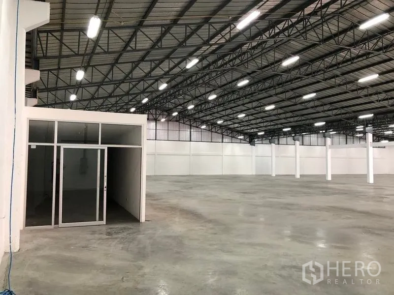 Warehouse for rent in Pak Kret, Nonthaburi - Small internal office with glass entrance set within the large warehouse space.