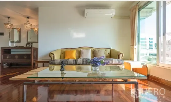 คอนโด ให้เช่าในPathum Wan, Bangkok - ห้องนั่งเล่นรับแสงพร้อมโซฟาวินเทจ โต๊ะกระจก และพื้นไม้สวยงาม