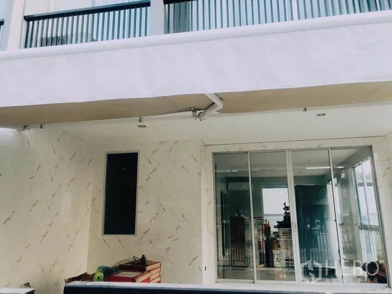 สำนักงานที่บ้าน ให้เช่าหรือขายในBang Khen, Bangkok - ทางเข้าโถงชั้นล่างกรุผนังลายหินอ่อน พร้อมประตูกระจกบานเลื่อนกว้าง