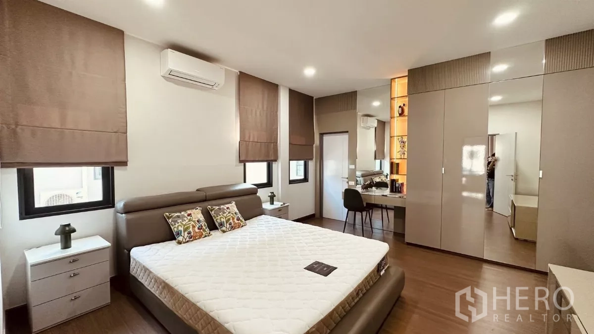 Detached House for rent in Bang Phli, Samut Prakan - Guest bedroom with upholstered bed, built‑in wardrobes and study desk.