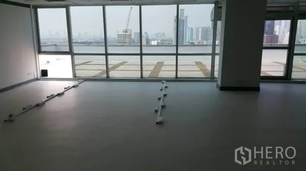 สำนักงาน ให้เช่าในKhlong Toei, Bangkok - ออฟฟิศแปลนเปิด พร้อมกระจกบานใหญ่ มองเห็นวิวสกายไลน์และเชื่อมต่อเทอเรส