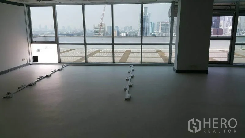 สำนักงาน ให้เช่าในKhlong Toei, Bangkok - ออฟฟิศแปลนเปิด พร้อมกระจกบานใหญ่ มองเห็นวิวสกายไลน์และเชื่อมต่อเทอเรส