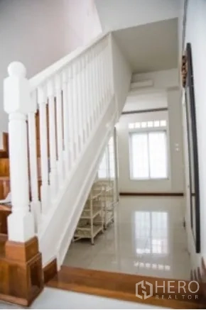 บ้าน ให้เช่าในKhlong Toei, Bangkok - บันไดราวสีขาวขั้นไม้ ในโถงทางเดินสว่าง